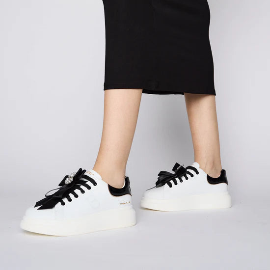 Sneaker Tosca Blu SF2501S006 Chic in pelle con fiocco e perle colore bianco-nero