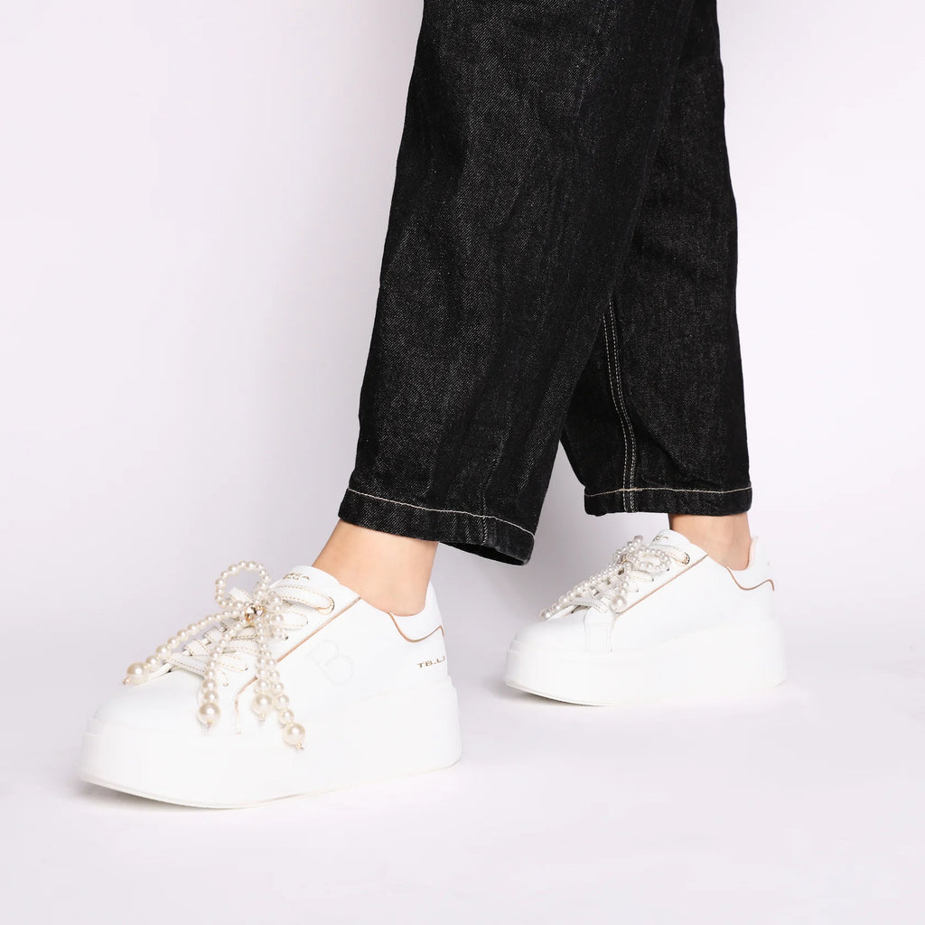 Sneaker Tosca Blu SS2603S025 Clara in pelle con fiocco di perle colore bianco