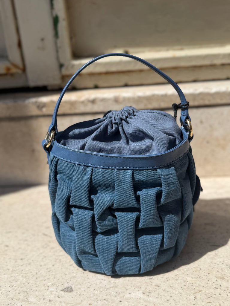 Borsa Tosca blu TS2622B22 mini secchiello in denim arricciato