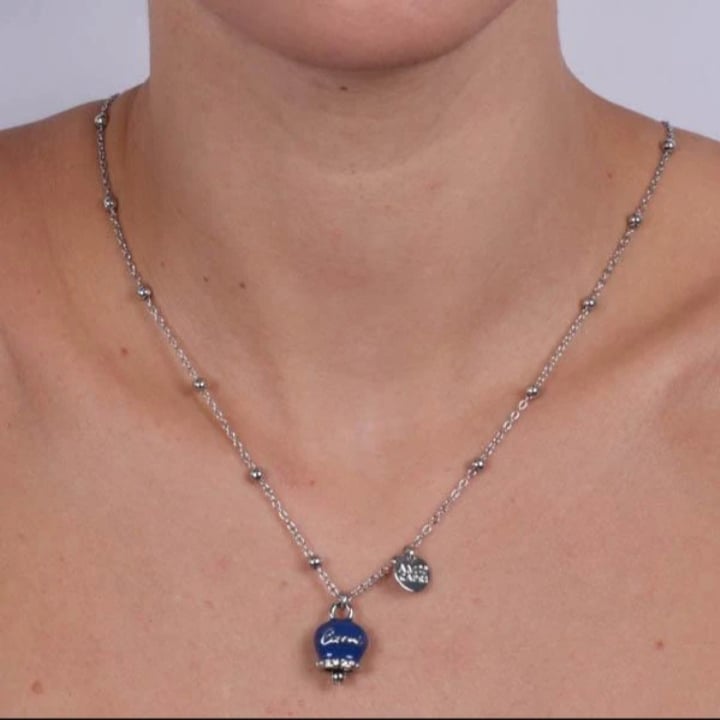 Collana Amo Capri 3511046 in metallo con campanella blu e scritta capri argento